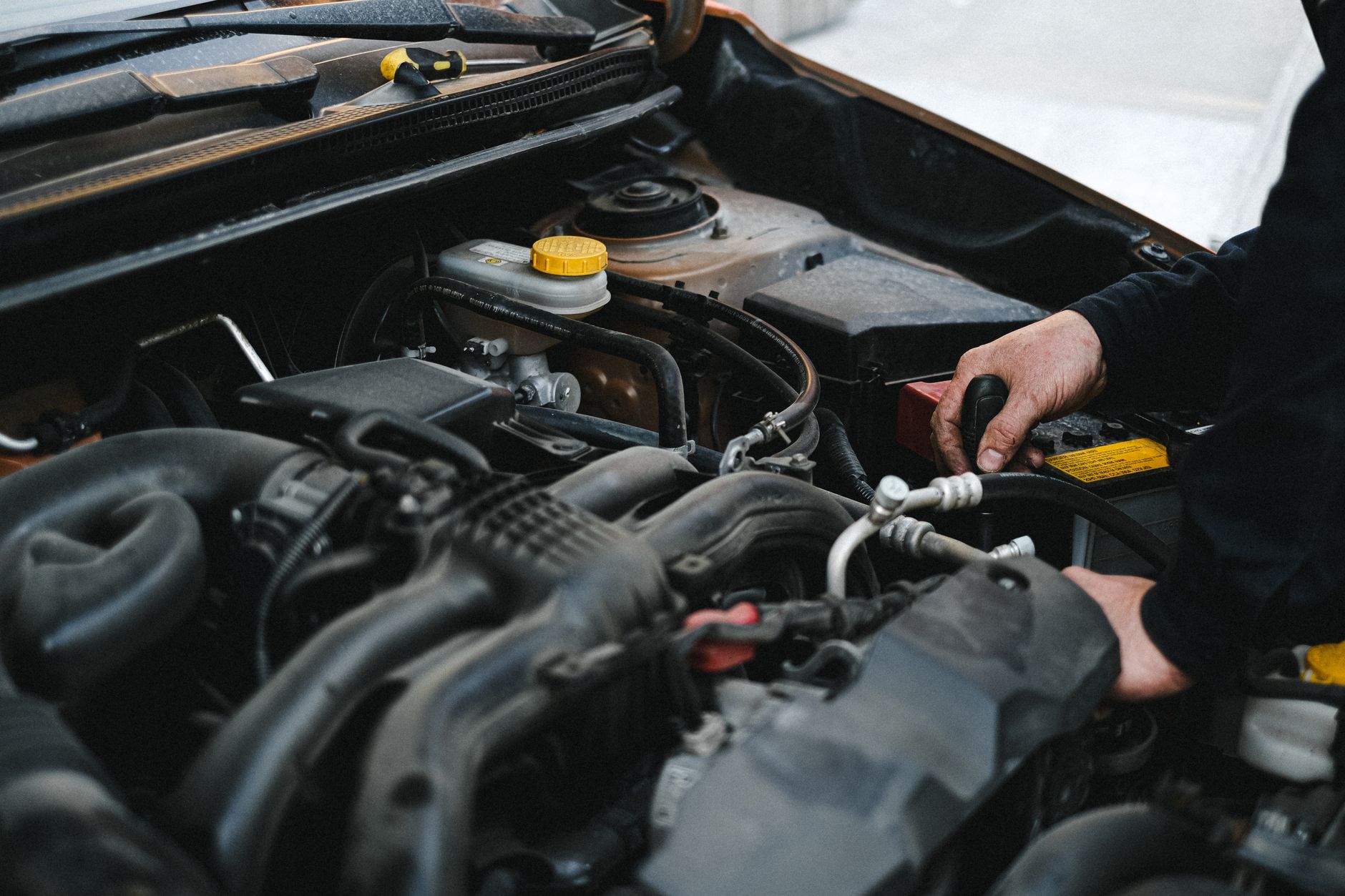 Dépose boîte de vitesses MA6 sur Peugeot 208 II 1.5 BlueHDi 100 pour remplacement embrayage