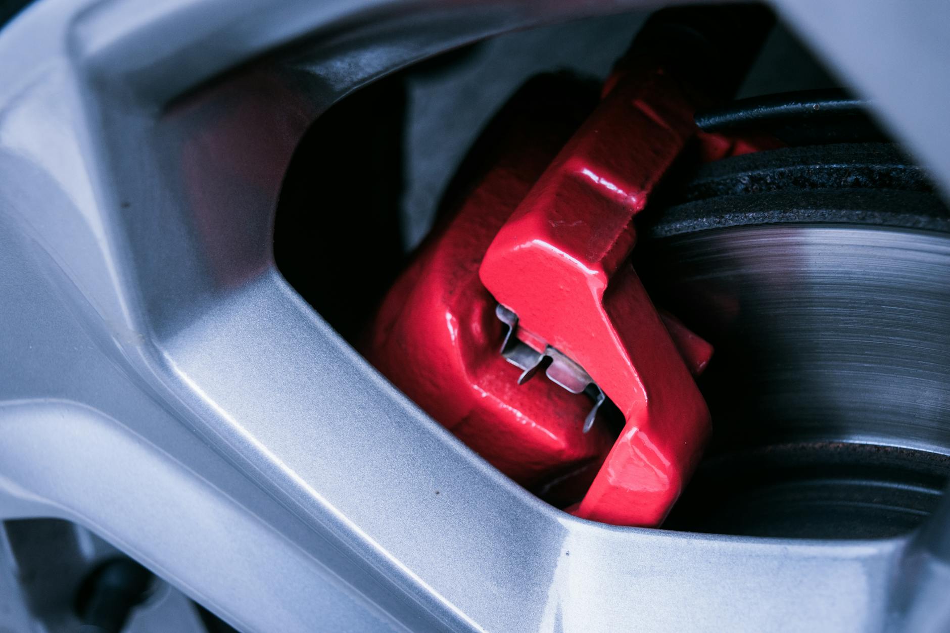 Disque de frein avant Peugeot 206 1.9 D avec étrier Bendix en position
