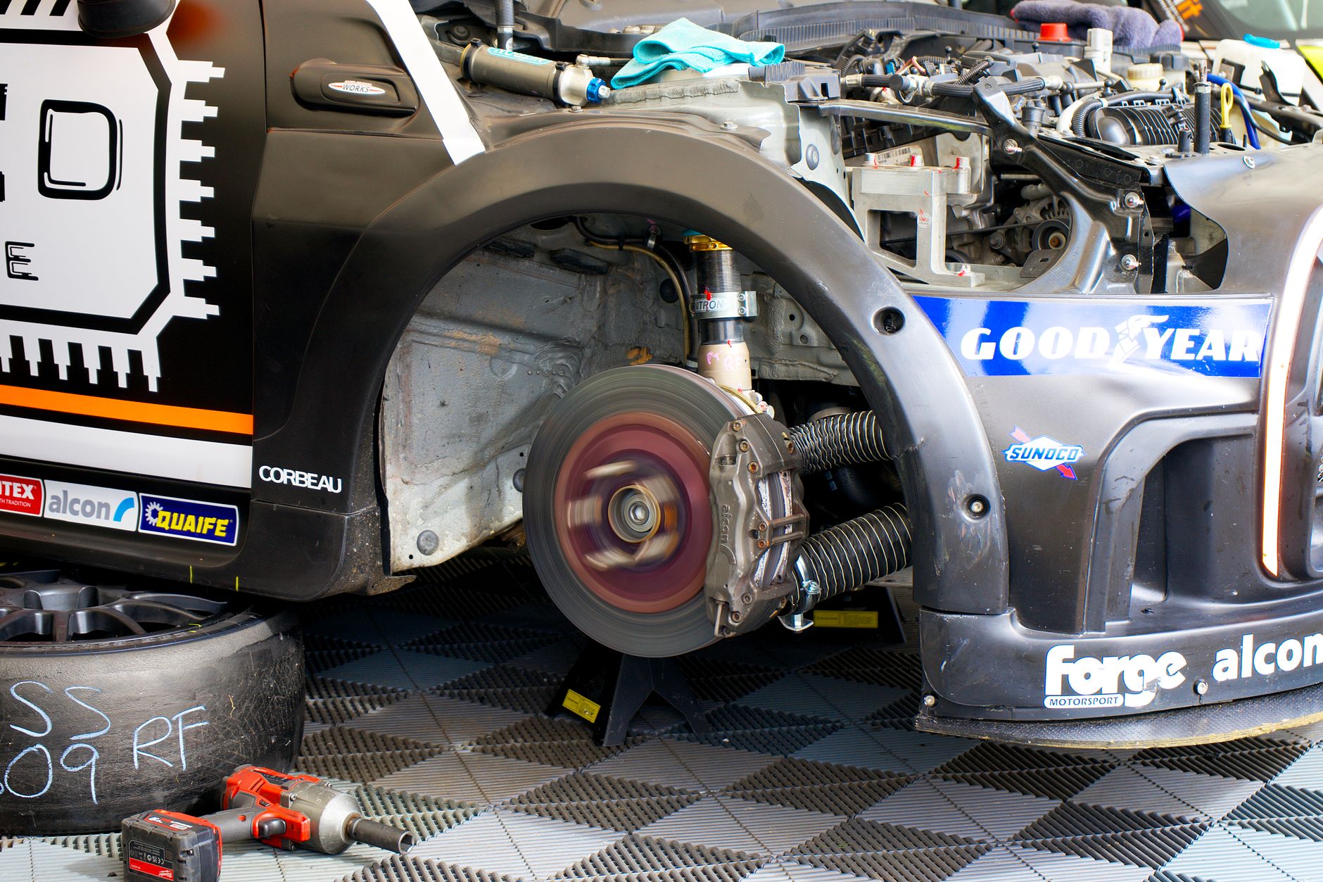 Disque de frein avant Peugeot 208 II 1.2 PureTech 100 monté sur moyeu avant gauche