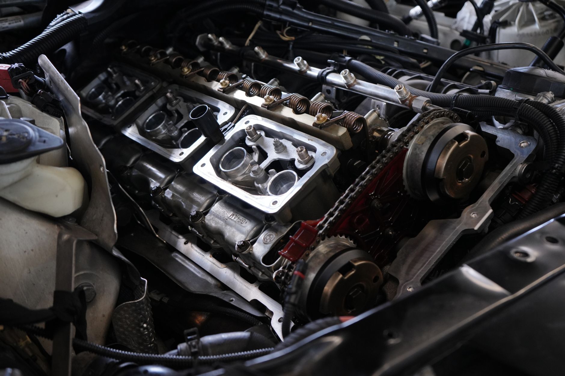 Kit chaîne de distribution moteur EB2 Peugeot 208 I 1.2 VTi 82 avec tendeur hydraulique et phaseur