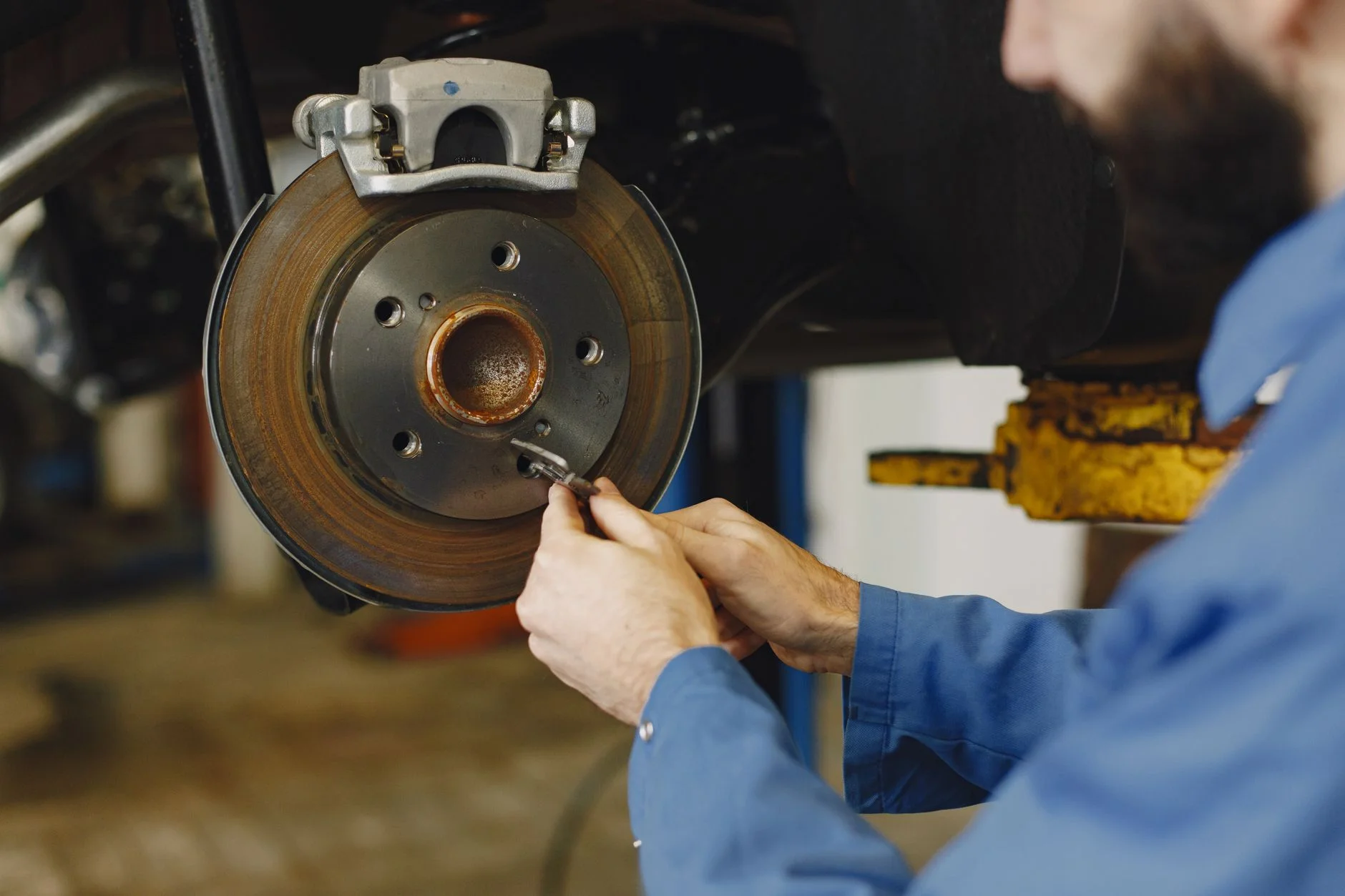 Démontage étrier frein avant Peugeot 407 1.6 HDi 110 — dépose du support d'étrier